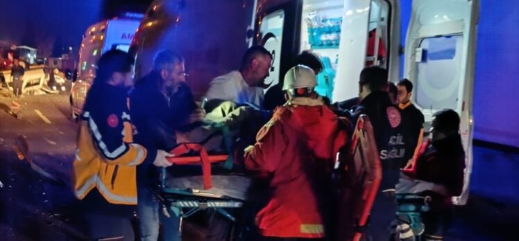 Mardin'de devrilen otomobildeki 3'ü çocuk 8 kişi yaralandı