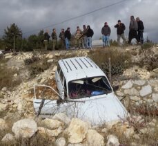 Mersin'de yoldan çıkan otomobildeki 2 kişi yaralandı