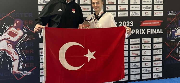 Milli tekvandocu Merve Dinçel Kavurat, İngiltere'de bronz madalya kazandı