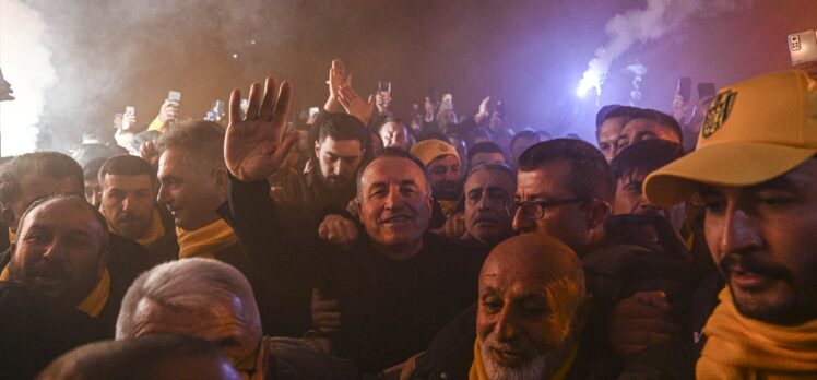 MKE Ankaragücü taraftarları, eski başkan Faruk Koca'yı coşkuyla karşıladı