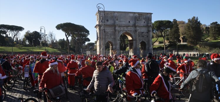 Roma sokaklarında, Noel Baba kostümlü binlerce İtalyan çocuklar yararına bisikletle dolaştı