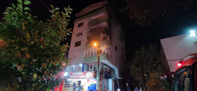 Sakarya'da 5 katlı binanın 3. katında çıkan yangın söndürüldü