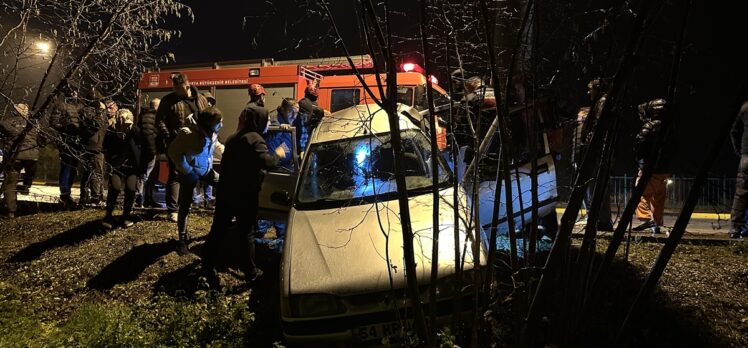 Sakarya'da direğe çarpan otomobildeki 4 kişi yaralandı
