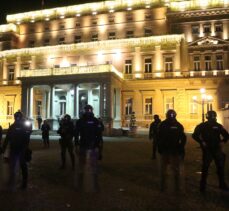 Sırbistan'da Belgrad Belediye Meclis binasına girmeye çalışan göstericilere müdahale edildi