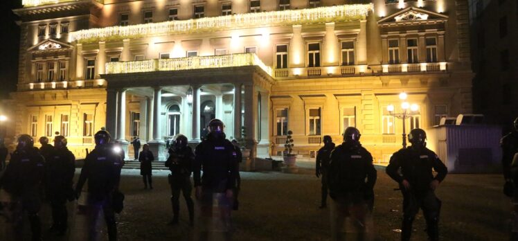 Sırbistan'da Belgrad Belediye Meclis binasına girmeye çalışan göstericilere müdahale edildi
