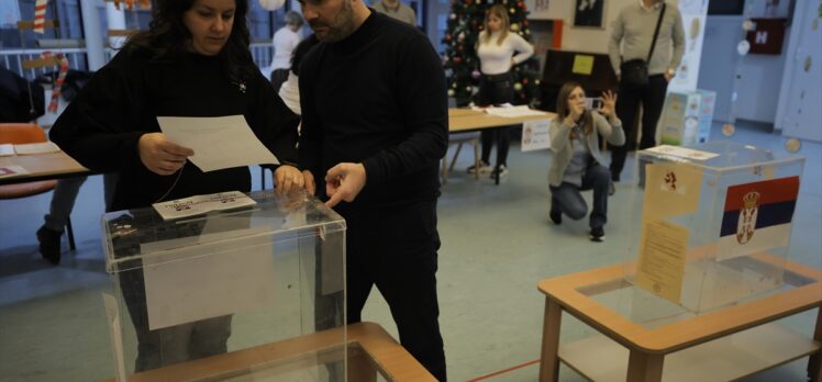 Sırbistan'da halk, genel ve yerel seçim için sandık başında