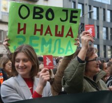 Sırbistan'da seçim sonuçlarına itiraz eden binlerce kişi Belgrad'da toplandı