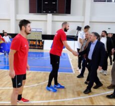 Şırnak Valisi Atay, Cizre Belediyespor Erkek Voleybol Takımı'nı antrenmanda ziyaret etti