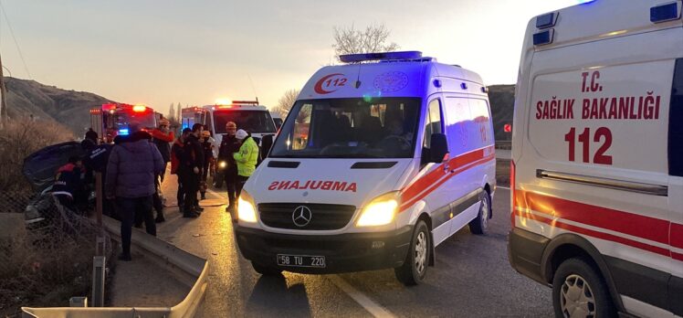Sivas'ta bariyerlere çarpan otomobildeki 4 kişi yaralandı
