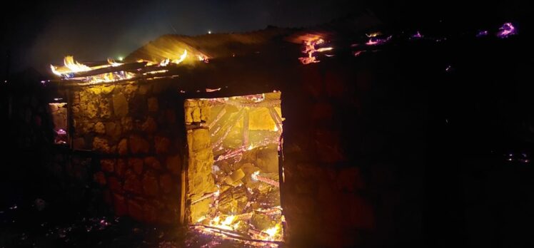 Tunceli'de malzeme deposunda çıkan yangın söndürüldü