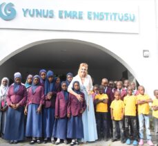 Türk sanatçı Bayramoğulları, Abuja Yunus Emre Enstitüsü'nde çocuklara konser verdi