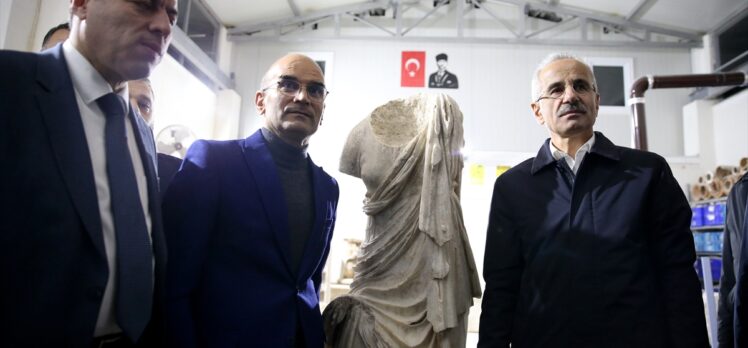 Ulaştırma ve Altyapı Bakanı Uraloğlu, Muğla'da Stratonikeia Antik Kenti'ni ziyaret etti