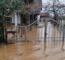 GÜNCELLEME – Yalova'da derenin taşması nedeniyle bazı sokak ve evleri su bastı