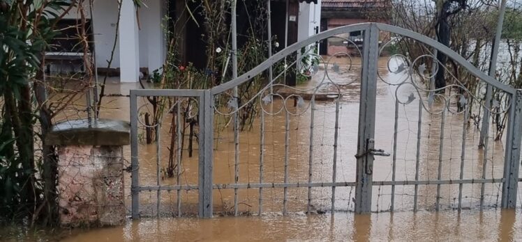GÜNCELLEME – Yalova'da derenin taşması nedeniyle bazı sokak ve evleri su bastı