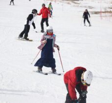 Yeni yıla Erciyes'te girmek isteyen kayakseverler pistleri doldurdu
