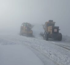 Yüksekova'da iki üs bölgesinin kardan kapanan yolu açılmaya çalışılıyor