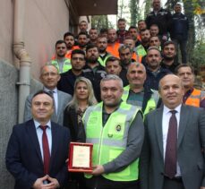 Zonguldak'ta ambulansa yol veren makiniste plaket takdim edildi
