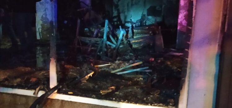 Adana'da mobilya imalathanesinde çıkan yangın söndürüldü