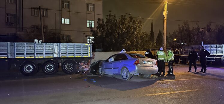 Adana'da park halindeki tıra çarpan otomobildeki 2 kişi öldü
