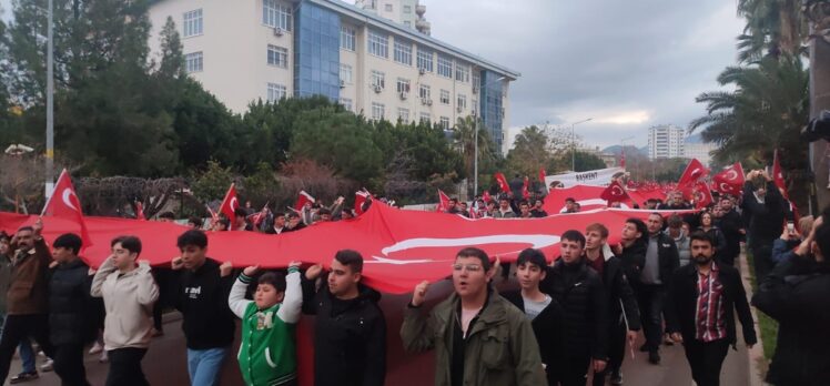 Adana'da şehitler için “Bayrak Yürüyüşü” düzenlendi