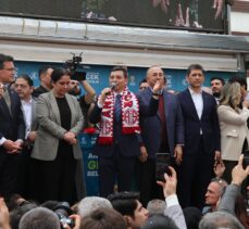 AK Parti'nin Antalya Büyükşehir Belediye Başkan adayı Tütüncü, çiçeklerle karşılandı