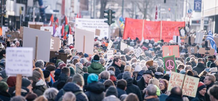 Almanya’nın çeşitli kentlerinde aşırı sağ karşıtı gösterilere yüz binilerce kişi katıldı
