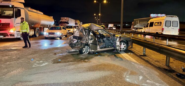 Anadolu Otoyolu Kocaeli kesiminde tır ile otomobilin çarpıştığı kazada 2 kişi ağır yaralandı