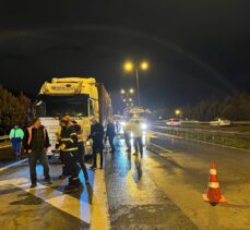 Anadolu Otoyolu'nda yangın çıkan tırdaki patlamada 1 itfaiye personeli yaralandı