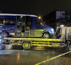 Ankara'da otomobille minibüsün çarpışması sonucu 11 kişi yaralandı