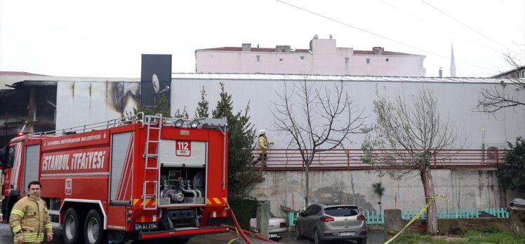 Ataşehir'de  iş yerinde çıkan yangına müdahale ediliyor