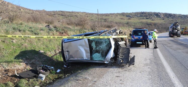 Balıkesir'de minibüsle çarpışan otomobilin sürücüsü hayatını kaybetti