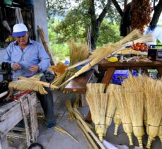 Balıkesirli Ali Usta 44 yıldır yetiştirdiği otlardan el süpürgesi üretiyor