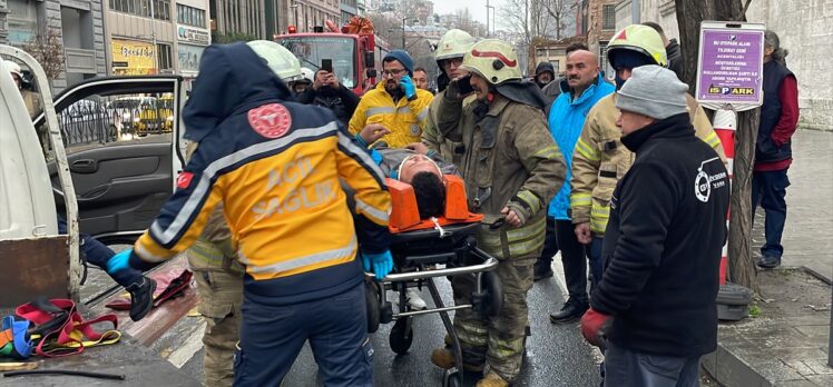 Beyoğlu'nda tramvayın çarptığı kamyonetin sürücüsü yaralandı