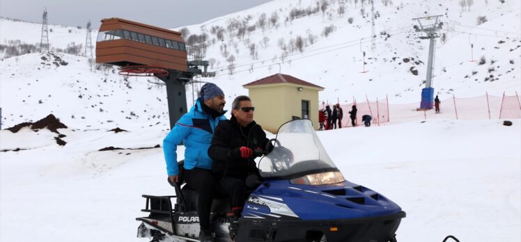 Bitlis Valisi Karaömeroğlu, El-Aman Hanı Kayak Merkezi'nde incelemede bulundu
