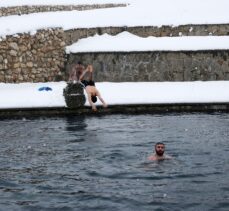 Bitlis'te dondurucu soğukta yüzme etkinliği düzenlendi