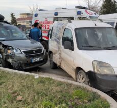 Bursa'da 4 aracın karıştığı zincirleme kazada 1kişi yaralandı