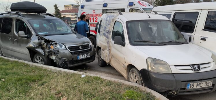Bursa'da 4 aracın karıştığı zincirleme kazada 1kişi yaralandı
