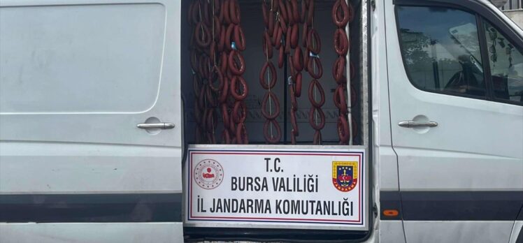 Bursa'da akaryakıt istasyonunda minibüste sucuk yıkanmasına ilişkin 2 kişi yakalandı