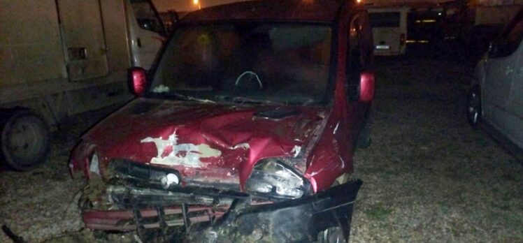 Bursa'da şarampole devrilen hafif ticari araçtaki 3 kişi yaralandı