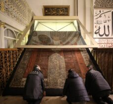 Bursa'da Ulu Cami'de sergilenen Kabe kapısı örtüsünün bakımı tamamlandı