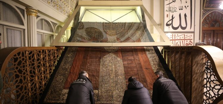 Bursa'da Ulu Cami'de sergilenen Kabe kapısı örtüsünün bakımı tamamlandı