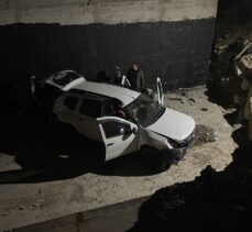 Bursa'da yol çalışması yapılan inşaat alanına düşen otomobilin sürücüsü yaralandı