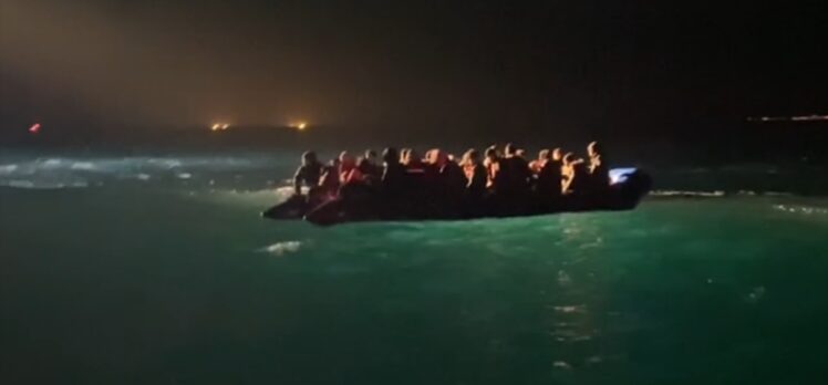 Çanakkale açıklarında botları arızalanan 43 düzensiz göçmen kurtarıldı