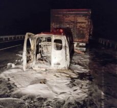 Çanakkale'de kamyona çarparak alev alan hafif ticari aracın sürücüsü yaralandı