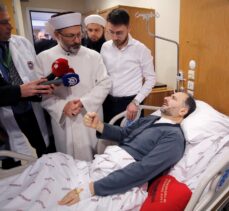 Diyanet İşleri Başkanı Erbaş, bıçaklı saldırıda yaralanan Fatih Camisi imamı Galip Usta'yı ziyaret etti