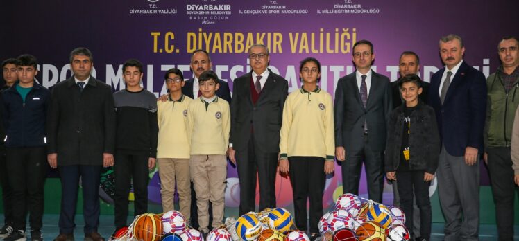 Diyarbakır'da 250 okula spor malzemesi dağıtıldı