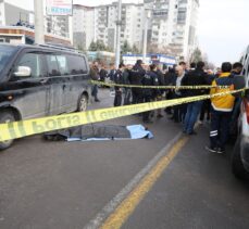 Diyarbakır'da hafif ticari aracın çarptığı yaya öldü, araçtaki 3 kişi yaralandı