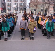 Trakya'da okullarda şehitler için saygı duruşunda bulunuldu