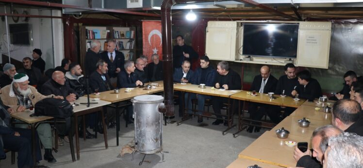 Erzincan Valisi Aydoğdu ortamından etkilendiği çay ocağına kitaplık yaptırdı