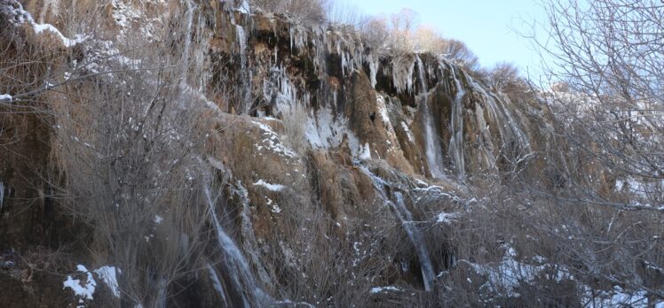 Erzincan'da Girlevik Şelalesi kısmen buz tuttu
